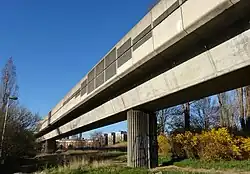 Le Belvédère vu sous le viaduc du métro