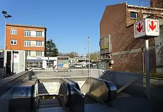 Vue de l'entrée de la station en 2014 avant la généralisation du nouveau logo du métro en 2017.