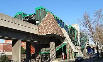 Station et accès (la photo est en partie floutée du fait de droits d'auteurs sur le bâtiment)