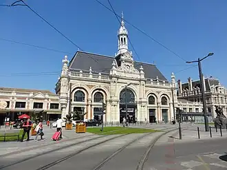 Façade avant de la gare avec les voies du tramway passant devant