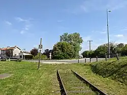 La voie et l'ancien passage du PN27.