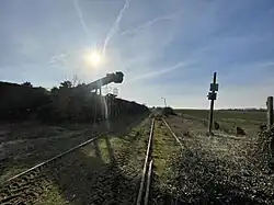 L'installation de chargement de sable, vue en direction de Malesherbes depuis le PN11.
