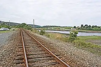 Le stationnement des voitures près de la voie