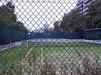 Tennis sur la couverture de la gare de Pereire - Levallois. Au fond le bâtiment de la gare.