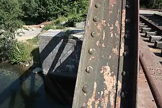 À gauche, la culée accueillait le tablier de la ligne Abbeville&nbsp;– Dompierre, qui fut ainsi jumeau de celui de la ligne Fives&nbsp;– Abbeville situé à droite.