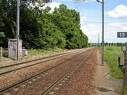 La ligne à Méré, au passage à niveau n° 13 (PK 43,548).