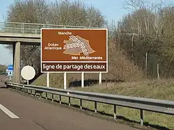 Ligne de partage des eaux sur l'A6 vers le nord près de Châteauneuf (Côte-d'Or).
