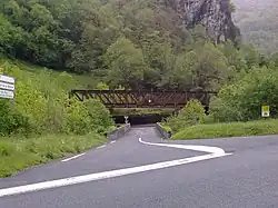 Le pont ferroviaire au-dessus de la route menant au bourg d’Etsaut.