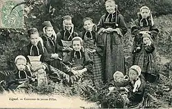 Jeunes filles de Lignol portant le costume du Pays Pourlet.