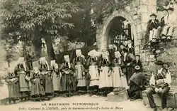 Hommes et femmes de Lignol portant le costume du Pays Pourlet à la sortie de la messe.