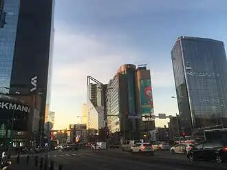 Au croisement de Liivalaia tänav, Rävala puiestee et Narva mnt, les bâtiments de Stockmann, SEB, Bigbank et Novira Plaza.