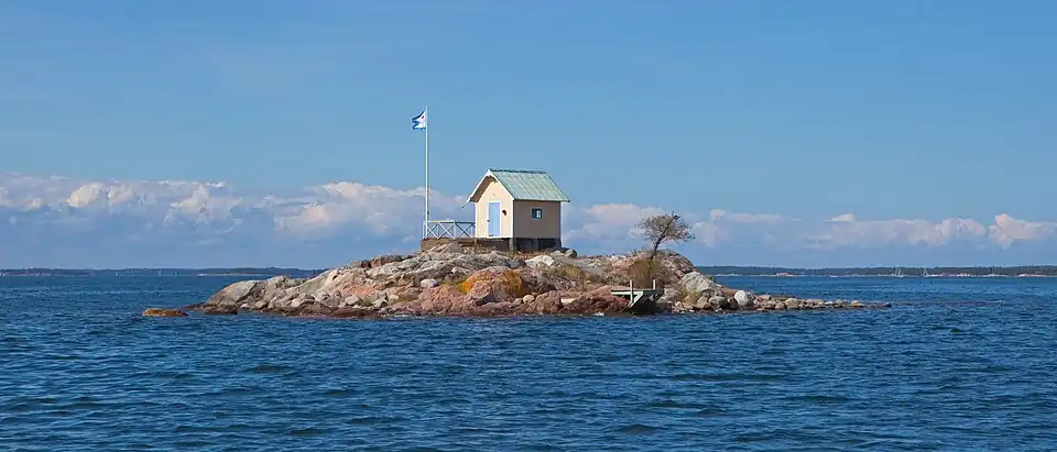 Pavillon de voile KSSS sur Lilla Gastholmsgrund à Kanholmsfjärden.