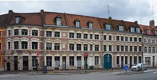 Maisons du Rang des Arbalétriers - 12 Place aux Bleuets, classé Monument Historique (PA00107717).