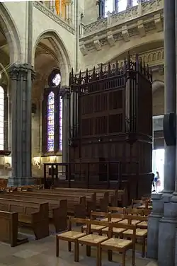 Photographie en couleurs du petit orgue dans le bras nord du transept.