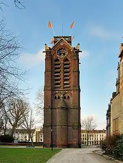 Photographie en couleurs de la face est du campanile de brique rouge.