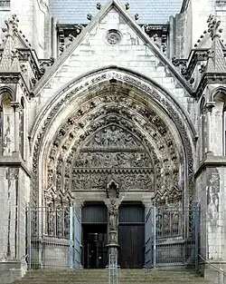 Photographie en couleurs du portail vu de face, de l'escalier jusqu'au haut du gable.