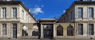 L'ancien hôtel de Wambrechies, ou hôtel de l'Intendance, siège de l'archevêché.