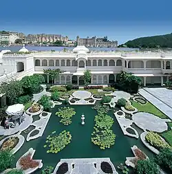 Les jardins intérieurs du Lake Palace.