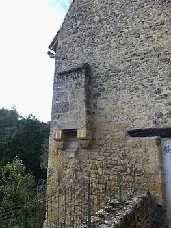 Latrines dans le village.
