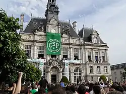 La foule réunie devant l'hôtel de ville de Limoges ou l'équipe du Limoges CSP présente le trophée de champion de France de basket-ball 2014.