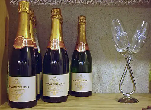 Bouteilles de blanquette de Limoux et verres de promotion.