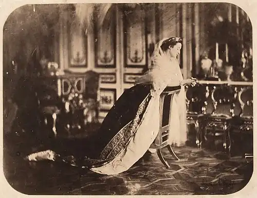 L'Impératrice Eugénie agenouillée sur un prie-Dieu dans le salon de Saint-Cloud, 1856, Compiègne, château de Compiègne.