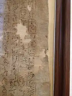 Idem, avec les noms des deux parents de la princesse, le roi Seqenenrê Tâa et Satdjéhouty.