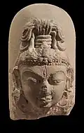 Linga à visage divin : le troisième œil sur le front symbolise l'omniscience de Shiva. VIIIe – IXe siècle. Calcaire, H. 25 cm. Inde du Nord