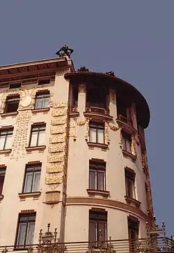 Pilastre, statue de Crieuse et angle arrondi.