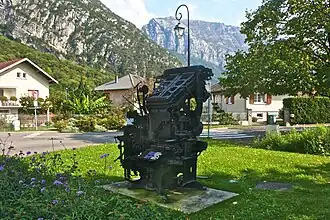 Ancienne linotype sur un rond-point.