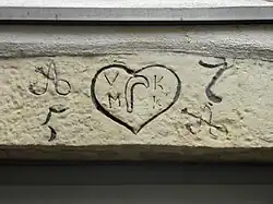 Un linteau portant diverses inscriptions.