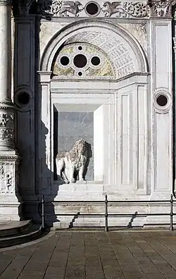 Lion à droite de l'entrée principale