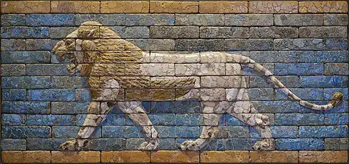 Lion assyrien représenté sur un panneau en terre cuite glaçurée datant du règne de Nabuchodonosor II (604-562 av. J.-C.).