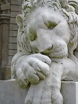 L'un des "lions de Harlaxton" - présenté par Violet Van der Elst