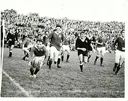 Joueur de facen le ballon dans les mains, s'appretant à plonger dans l'en-but.