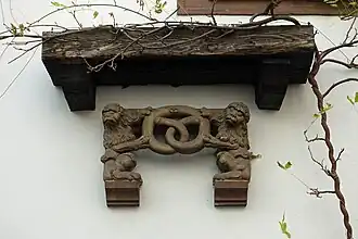 Sculpture de deux lions tenant un bretzel (no&nbsp;2).