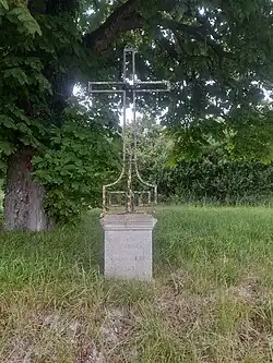 Calvaire situé à intersection de la D88 et la D25,érigé en 1883 en l'honneur de saint Maurice par la commune de Lirey