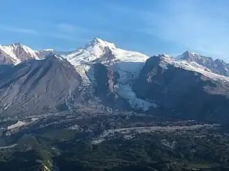 Vue aérienne du mont Spurr depuis le sud-est avec sur son flanc le Crater Peak à gauche et le glacier Kidazqeni au centre.