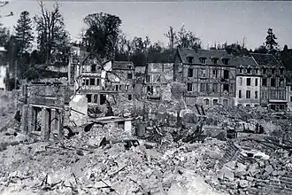 Photographie de maisons détruites à Lisieux après un bombardement