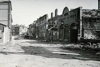 Photographie du boulevard Sainte-Anne avec maisons avec un garage détruit sur la droite