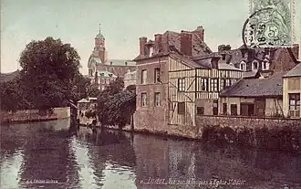 Les rives de la Touques et l'église Saint-Désir au début du XXe&nbsp;siècle.