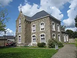 Ancienne école communale datée de 1877.