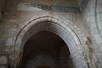 chapelle seigneuriale avec litre et armes.