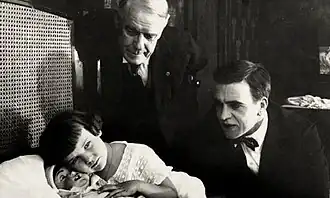 Un joli rayon de soleil (1916) : Marie Osborne, Daniel Gilfeather et Henry King (de g. à d.)