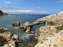 Vue sur le littoral de la Costa Brava et la baie de Rosas vers le site archéologique gréco-romain d'Empúries.