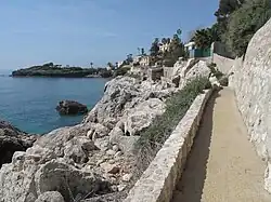 Le sentier littoral à l'Est du cap d'Ail que l'on voit au fond, à gauche.