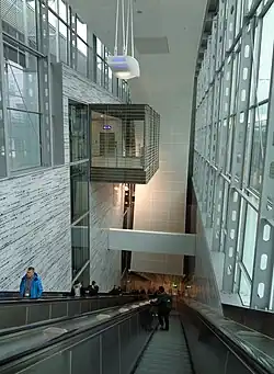 Escalier mécanique entre l'aéroport et la gare..