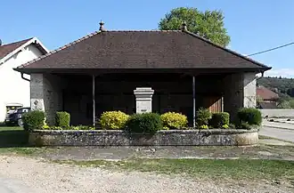 Fontaine-lavoir près de l'église.