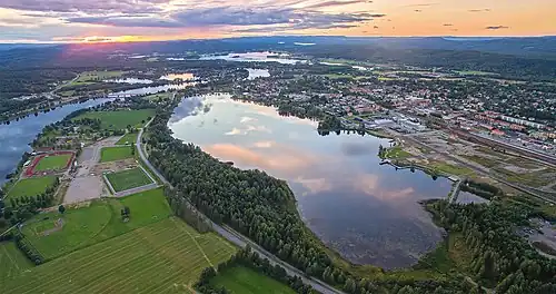 Vue d'ensemble de Ljusdal et Kyrksjön. La route nationale 84 longe la rive nord du lac.