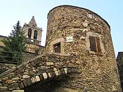 Vue d’une tour fortifiée avec un escalier d’accès extérieur.
